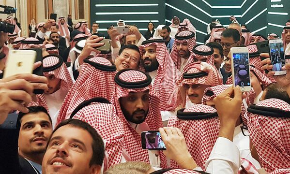 Саудовский принц Мухаммед ибн Салман Аль Сауд делает селфи на инвестиционной конференции в Эр-Рияде, Саудовская Аравия - Sputnik Абхазия