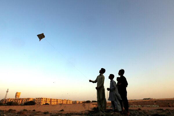 Дети запускают воздушного змея в Карачи, Пакистан - Sputnik Абхазия