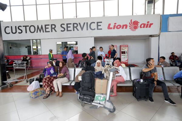 Пассажиры у стойки авиакомпании Lion Air  в аэропорту Индонезии - Sputnik Абхазия
