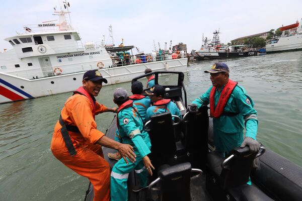 Спасатели во время подготовки к поиску выживших после крушения самолета Lion Air flight JT610 в Индонезии - Sputnik Абхазия