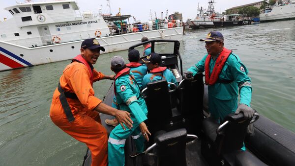 Спасатели во время подготовки к поиску выживших после крушения самолета Lion Air flight JT610 в Индонезии - Sputnik Абхазия