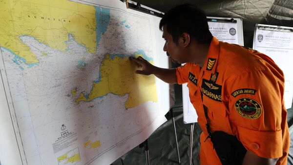 Спасатель указывает на карте место падения самолета Lion Air flight JT 610 в Индонезии - Sputnik Абхазия