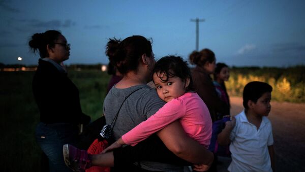 Мать с ребенком пересекают границу США - Sputnik Абхазия