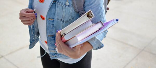 Студентка с книгами - Sputnik Аҧсны