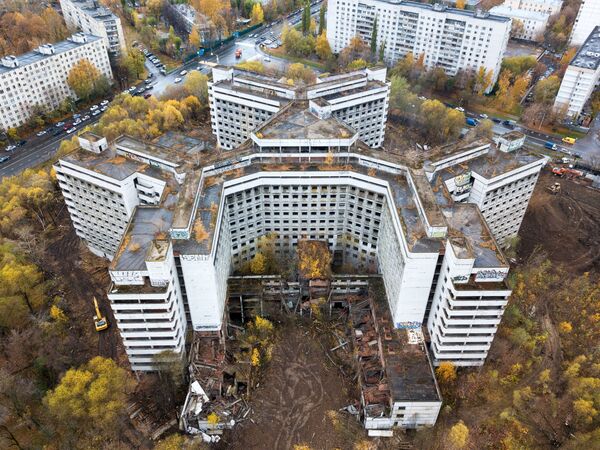 Начало работ по сносу недостроенного здания больницы на Клинской улице в Ховрино в Москве - Sputnik Абхазия