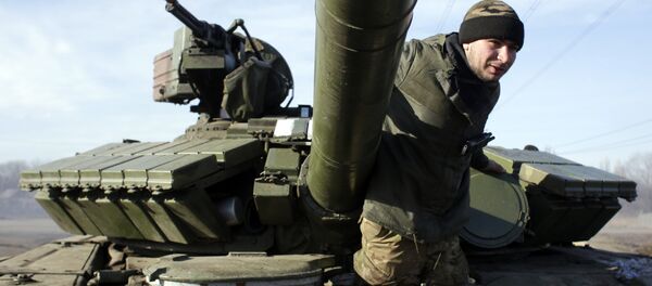 Украинский военнослужащий на танке. Архивное фото Украинский военнослужащий на танке. Архивное фото - Sputnik Абхазия