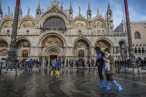 Люди на затопленной площади Святого Марка в Венеции - Sputnik Абхазия