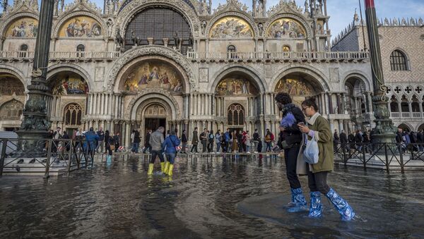 Люди на затопленной площади Святого Марка в Венеции - Sputnik Абхазия