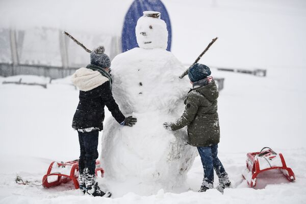Дети лепят снеговика в Фельдберге, Германия - Sputnik Абхазия