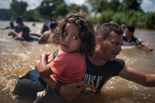 Мигранты из Гондураса, направляющиеся, в составе каравана, по территории Мексики в направлении границы с США - Sputnik Абхазия