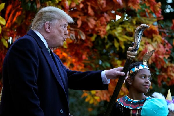 Президент США Дональд Трамп во время празднования Хэллоуина в Белом доме - Sputnik Абхазия