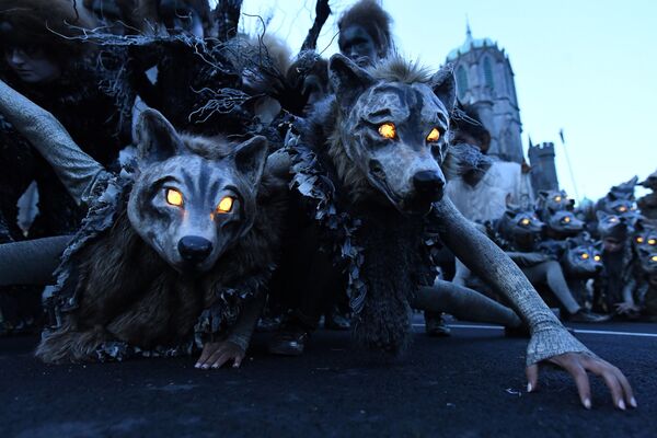 Участники труппы Macnas участвуют в параде в честь Хэллоуина, Ирландия - Sputnik Абхазия