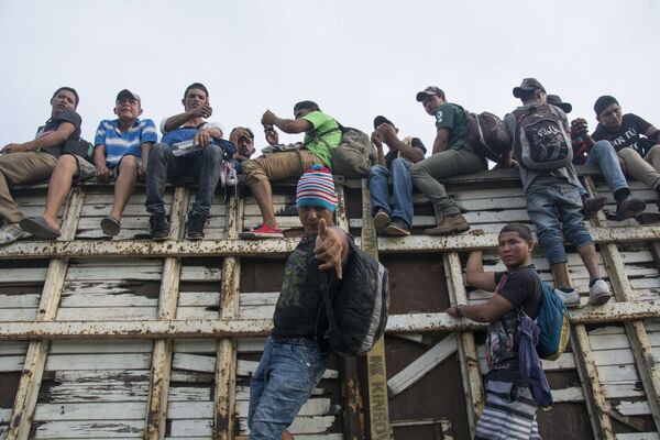 Мигранты из Гондураса, направляющиеся, в составе каравана, по территории Мексики в направлении границы с США - Sputnik Абхазия