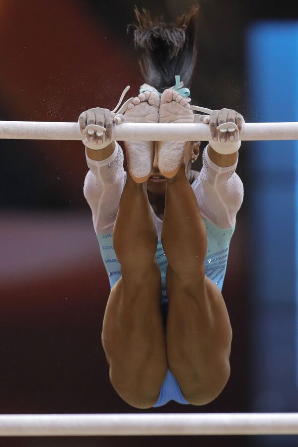 Американская гимнастка Симона Байлз в финале чемпионата мира по спортивной гимнастике в Дохе - Sputnik Абхазия