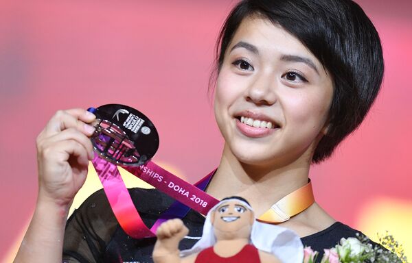 Японская гимнастка Маи Мураками завоевавшая серебряную медаль в индивидуальном многоборье среди женщин на чемпионате мира по спортивной гимнастике в Дохе, во время церемонии награждения - Sputnik Абхазия