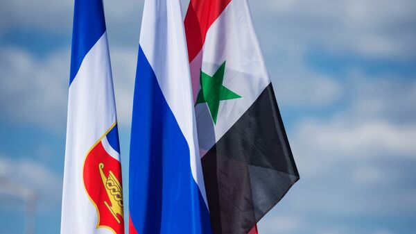Флаги Сирии и России (справа налево) - Sputnik Аҧсны