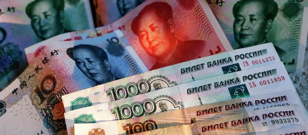 Китайские банкноты номиналом в 100, 50, 20, 10 и 5 юаней и российские 1000 и 100 рублевые купюры. Китайские банкноты номиналом в 100, 50, 20, 10 и 5 юаней и российские 1000 и 100 рублевые купюры. - Sputnik Абхазия