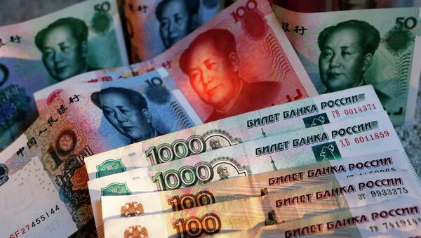 Китайские банкноты номиналом в 100, 50, 20, 10 и 5 юаней и российские 1000 и 100 рублевые купюры. - Sputnik Абхазия