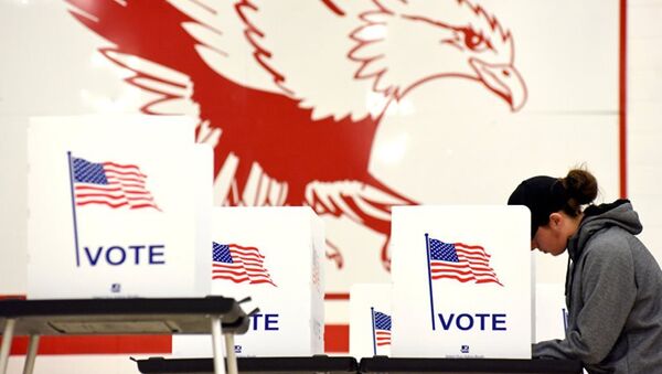 Голосование на примежуточных выборах на избирательном участке в Мэдисоне, штат Висконсин, США. 6 ноября 2018   - Sputnik Абхазия