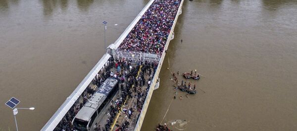 Караван мигрантов из Гондураса в США на мосту между Гватемалой и Мексикой  Караван мигрантов из Гондураса в США на мосту между Гватемалой и Мексикой  - Sputnik Абхазия