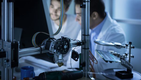 Молодые ученые работают на 3D-принтере - Sputnik Абхазия