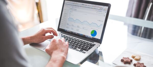 Мужчина за компьютером Мужчина за компьютером - Sputnik Абхазия