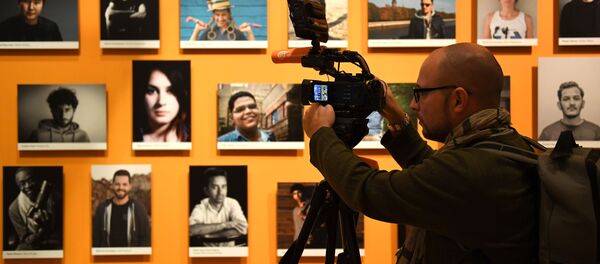 Посетитель на открытии выставки победителей IV международного конкурса фотожурналистики имени Андрея Стенина в Москве Посетитель на открытии выставки победителей IV международного конкурса фотожурналистики имени Андрея Стенина в Москве - Sputnik Абхазия