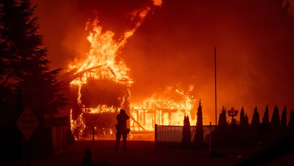 Дом, охваченный огнем в результате природных пожаров в Парадайс, Калифорния, США - Sputnik Абхазия