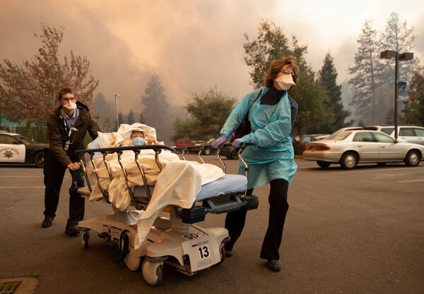 Эвакуация пострадавших от природных пожаров в городе Парадайс в Калифорнии, США - Sputnik Абхазия