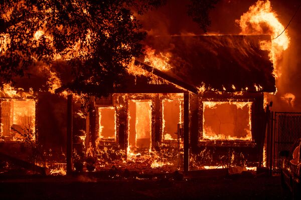 Горящий дом в американском городе Парадайс, Калифорния, который был полностью уничтожен лесными пожарами - Sputnik Абхазия