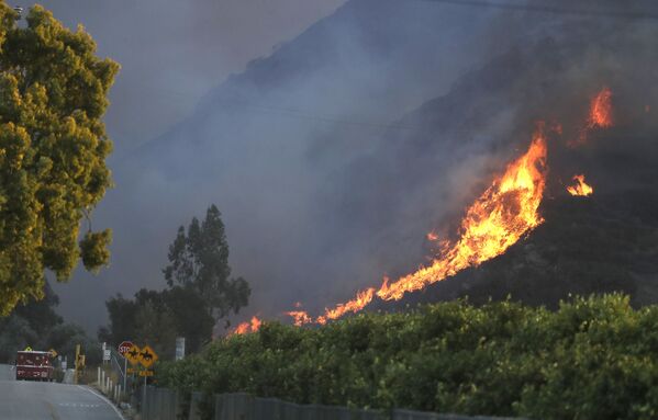 Огонь стелется по холму недалеко от Ньюбери-парка, Калифорния - Sputnik Абхазия