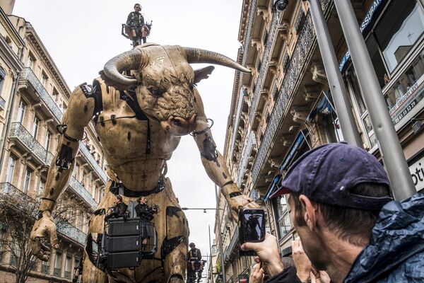 Управляемый гигантский минотавр Asterion на улице Тулузы в рамках промоакции шоу Le Gardien du Temple - Sputnik Абхазия
