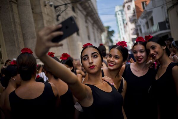 Танцовщицы фламенко делают селфи в дни Международного фестиваля балета в Гаване, Куба - Sputnik Абхазия