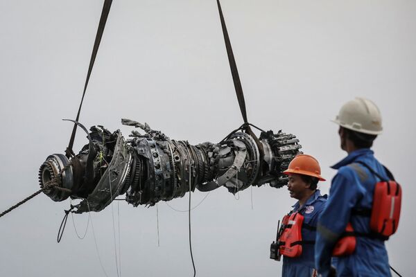 Спасатели поднимают двигатель разбившегося самолета Lion Air JT610 - Sputnik Абхазия