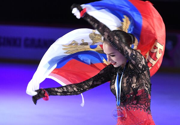Алина Загитова, завоевавшая золотую медаль в женском одиночном катании на 3-м этапе Гран-при по фигурному катанию в Хельсинки, на церемонии награждения - Sputnik Абхазия