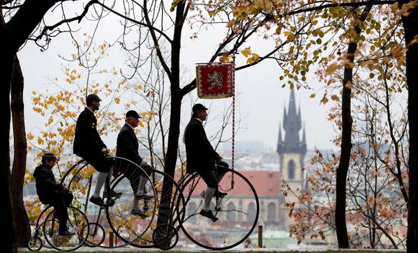 Участники в исторических костюмах на велосипедах во время ежегодной гонки пенни фартинг в Праге, Чешская Республика - Sputnik Абхазия