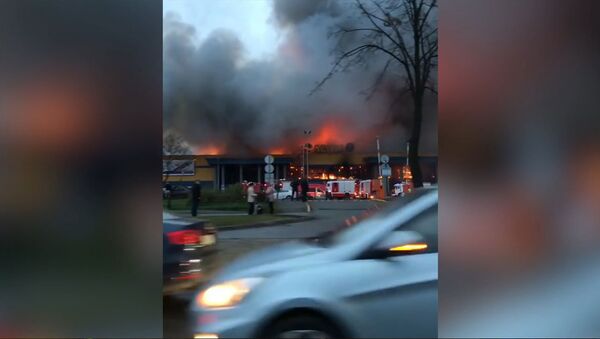 Крупный пожар в петербургском гипермаркете. Кадры с места ЧП - Sputnik Абхазия