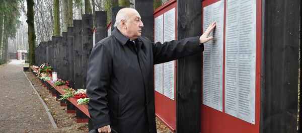 Представители Московской абхазской диаспоры на бывшем расстрельном полигоне Коммунарка в Москве, где были обнаружены имена абхазских политических деятелей и их детей, жертв политических репрессий (1937-1941 годов) Представители Московской абхазской диаспоры на бывшем расстрельном полигоне Коммунарка в Москве, где были обнаружены имена абхазских политических деятелей и их детей, жертв политических репрессий (1937-1941 годов) - Sputnik Абхазия