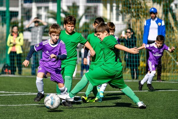 Команда по футболу сухумской ДЮСШ №1 на турнире по футболу в честь мастер спорта СССР международного класса Андрея Канчельскиса. Адлер, 5-11 ноября - Sputnik Аҧсны