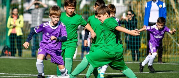 Команда по футболу сухумской ДЮСШ №1 на турнире по футболу в честь мастер спорта СССР международного класса Андрея Канчельскиса. Адлер, 5-11 ноября - Sputnik Абхазия