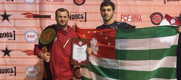 Боксер Энри Агрба и его тренер Астамур Аристава Боксер Энри Агрба и его тренер Астамур Аристава - Sputnik Аҧсны