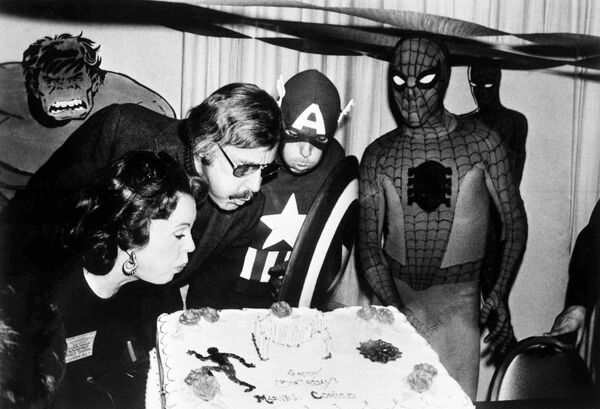 Писатель Стэн Ли задувает свечы в честь дня рождения Marvel Comics - Sputnik Абхазия