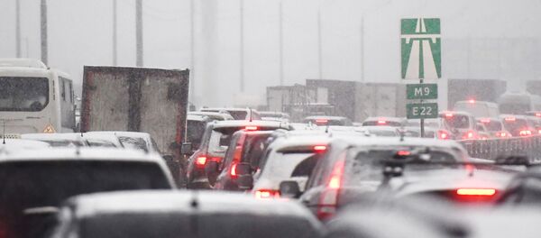 Автомобили стоят в пробке. Архивное фото - Sputnik Абхазия