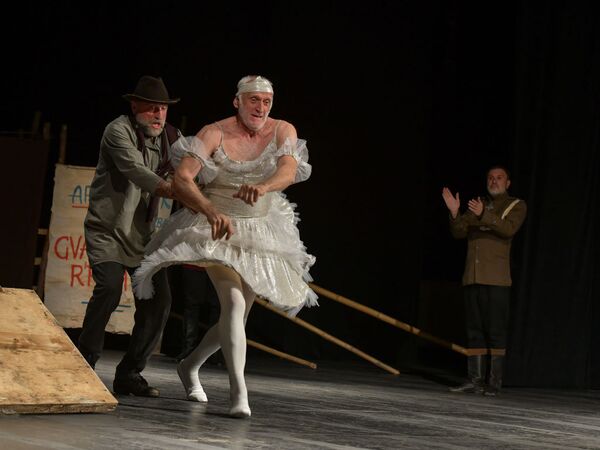 Самый яркий из всех образов создал актер Лаврик Ахба – его балерина взорвала зал. - Sputnik Абхазия
