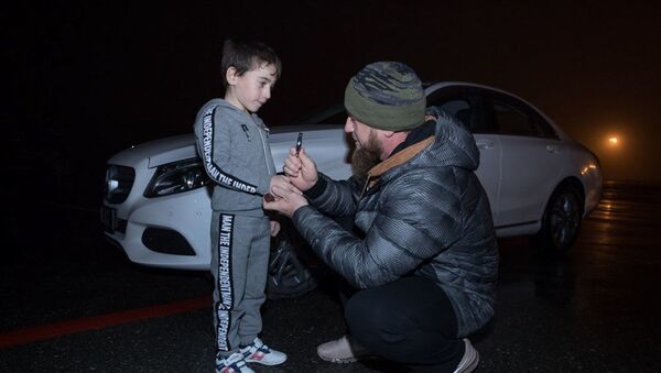 Глава Чечни Рамзан Кадыров подарил белый мерседес пятилетнему мальчику - Sputnik Абхазия
