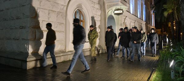 Актеры абхазского молодежного театра собрались у драмтеатра имени Чанба Актеры абхазского молодежного театра собрались у драмтеатра имени Чанба - Sputnik Абхазия