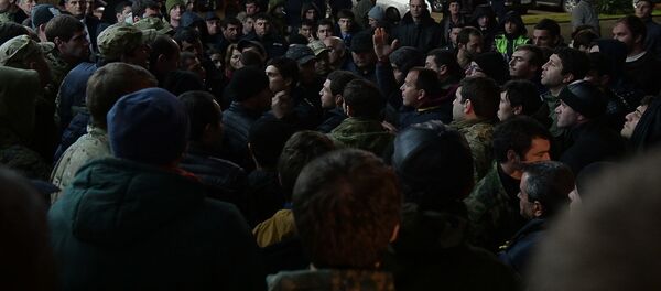 Труппа Молодежного государственного театра республики у здания Абхазского драмтеатра имени Самсона Чанба с требованием предоставить сцену. 15 ноября 2018 Труппа Молодежного государственного театра республики у здания Абхазского драмтеатра имени Самсона Чанба с требованием предоставить сцену. 15 ноября 2018 - Sputnik Абхазия