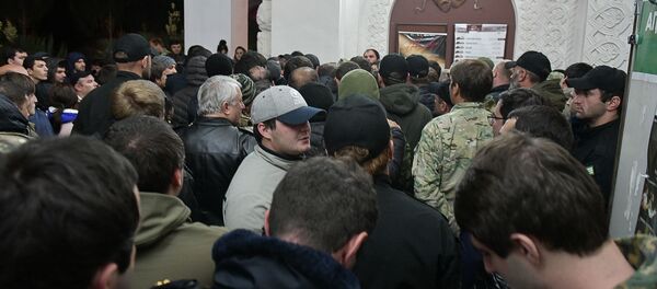 Труппа Молодежного государственного театра республики у здания Абхазского драмтеатра имени Самсона Чанба с требованием предоставить сцену. 15 ноября 2018 Труппа Молодежного государственного театра республики у здания Абхазского драмтеатра имени Самсона Чанба с требованием предоставить сцену. 15 ноября 2018 - Sputnik Абхазия