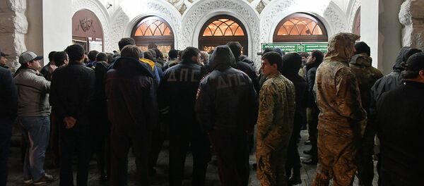 Труппа Молодежного государственного театра республики у здания Абхазского драмтеатра имени Самсона Чанба с требованием предоставить сцену. 15 ноября 2018 Труппа Молодежного государственного театра республики у здания Абхазского драмтеатра имени Самсона Чанба с требованием предоставить сцену. 15 ноября 2018 - Sputnik Абхазия