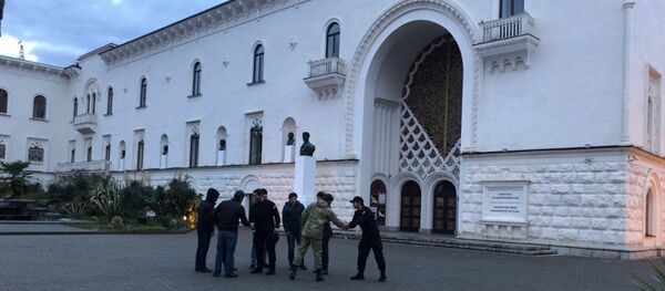 Протест Молодежного театра у здания Абхазского драмтеатра продолжается второй день - Sputnik Абхазия
